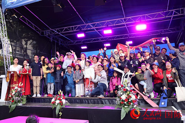 獲獎選手們上臺領(lǐng)獎并合影留念。人民網(wǎng)記者 劉仲華攝