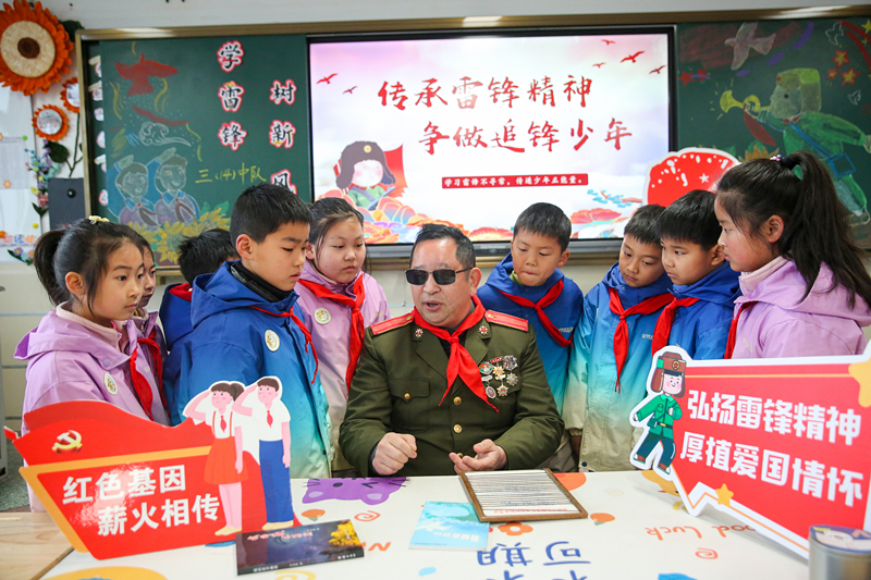 2025年3月3日，江蘇南通如皋市安定小學(xué)里，傷殘軍人許波銀在思政小課堂上向?qū)W生講述雷鋒故事。
