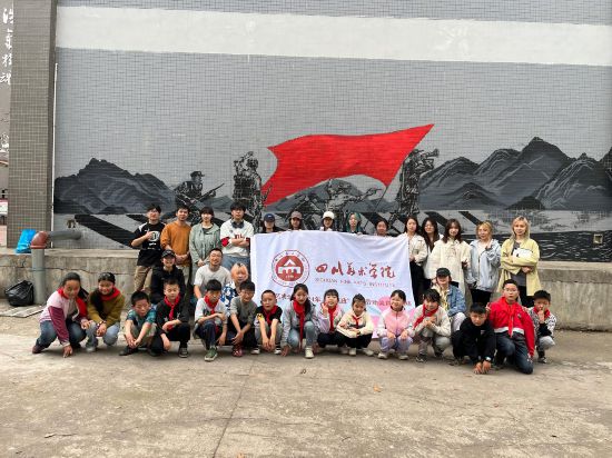 “行動中的課堂：探尋茶馬古道紅色印記”工作坊與當?shù)匦W(xué)生共同創(chuàng)作主題壁畫。