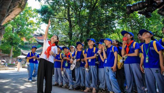 石刻小導游稅明潔為西藏小朋友志愿解說。