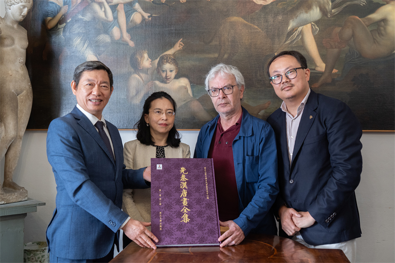 圖片說明：捐贈儀式現(xiàn)場。 張錫琪攝