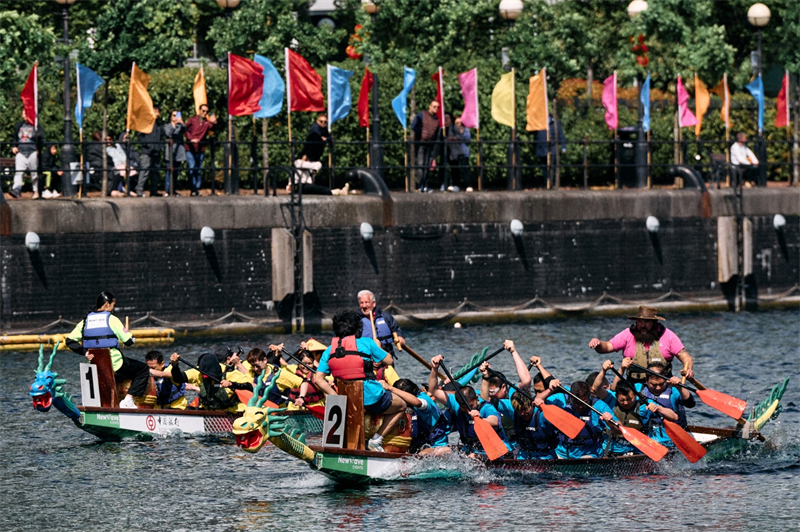 中英雙方的參賽隊伍參與龍舟競渡。楊浩鵬攝
