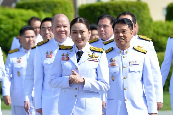 2024年9月7日，泰國總理佩通坦·欽那瓦（前中）及新一屆內閣成員在位于首都曼谷的總理府與媒體見面。新華社發(fā)（拉亨攝）