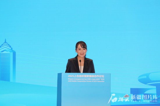 5月23日，在2025上合組織國(guó)家媒體合作論壇青年文化交流營(yíng)活動(dòng)中，人民日?qǐng)?bào)社記者阿爾達(dá)克·塔巴拉克發(fā)言。石榴云/新疆日?qǐng)?bào)記者 李雄心攝