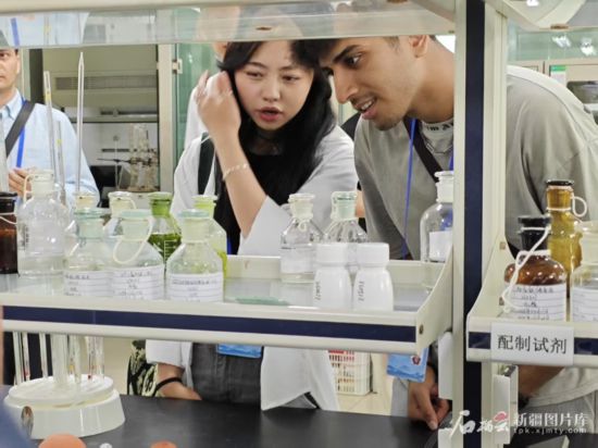 5月26日，2025上合組織國(guó)家媒體合作論壇嘉賓參觀新奇康藥業(yè)股份有限公司實(shí)驗(yàn)室。石榴云/新疆日?qǐng)?bào)記者 宋海波攝