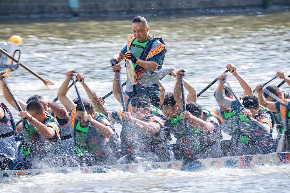 2025年5月27日，浙江寧波云龍鎮(zhèn)，首屆“我們的節(jié)日?端午看云龍”農(nóng)民龍舟邀請(qǐng)賽舉行。（圖片來(lái)源：視覺中國(guó)）