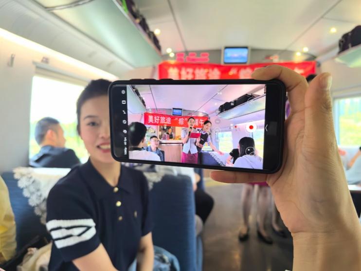 在活動(dòng)中，旅客紛紛舉起手機(jī)拍攝。顏笑攝