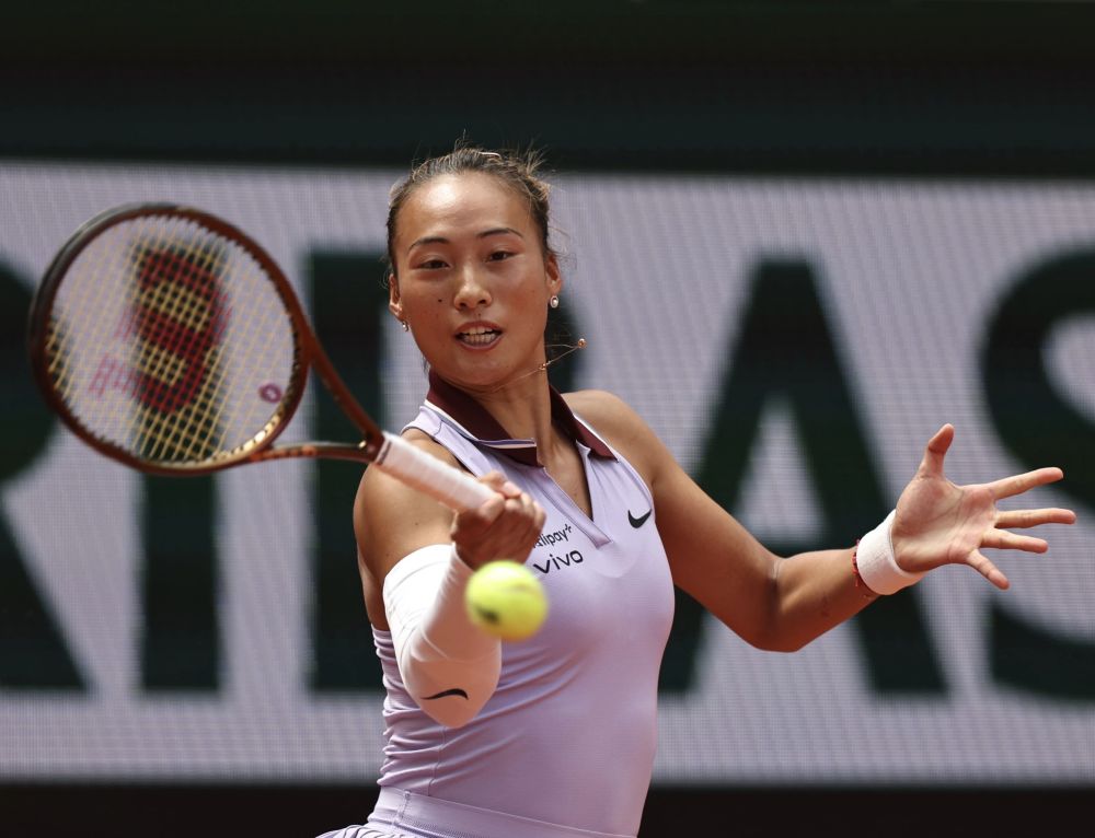 6月1日，鄭欽文在比賽中回球。新華社記者 李京 攝