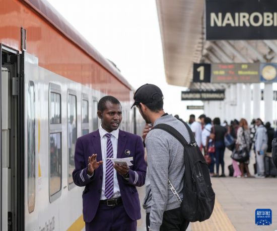 5月31日，在蒙內(nèi)鐵路內(nèi)羅畢站，乘務(wù)員為乘客檢票。新華社記者 李亞輝 攝