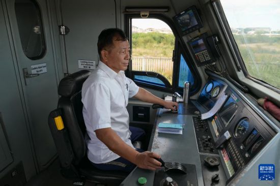 5月31日，在蒙內(nèi)鐵路內(nèi)羅畢站，機車駕駛員蔣立平在即將開往蒙巴薩的E2次列車上進行準(zhǔn)備工作。新華社記者 楊光 攝