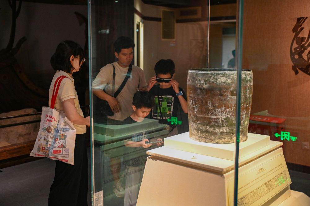 △2025年5月18日，游客在廣東廣州南越王博物院（王墓展區(qū)）體驗(yàn)AR眼鏡智慧導(dǎo)覽服務(wù)。