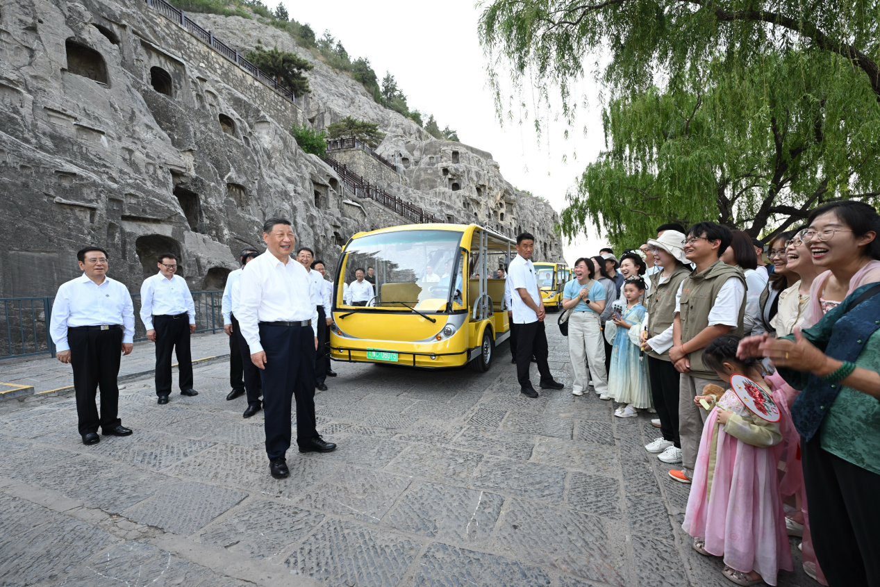 5月19日，習(xí)近平在洛陽(yáng)龍門(mén)石窟考察時(shí)，同游客親切交流。